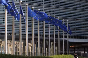 Cờ Liên minh châu Âu tại trụ sở Ủy ban Châu Âu ở Brussels, Bỉ. (Ảnh minh họa: THX)