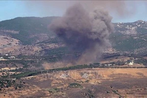 Khói bốc lên sau vụ không kích của Israel ở ngoại ô Nabatieh, miền Nam Liban ngày 30/10/2025. (Ảnh: THX/TTXVN)