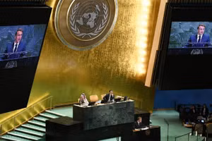 Tổng thống Pháp Emmanuel Macron phát biểu tại Hội nghị quốc tế cấp cao về Giải quyết hòa bình vấn đề Palestine và thực hiện giải pháp hai nhà nước tại trụ sở Liên hợp quốc ở New York, Mỹ, ngày 22/9/2025. (Ảnh: Xinhua)