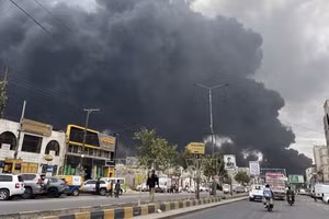 Khói bốc lên sau cuộc không kích tại Sanaa, Yemen. (Ảnh: THX/TTXVN)
