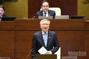 Phó Thủ tướng Thường trực Chính phủ Nguyễn Hòa Bình trả lời chất vấn của đại biểu Quốc hội. (Ảnh: DUY LINH)