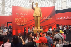 Triển lãm “95 năm Cờ Đảng soi đường” thu hút đông đảo khách tham quan, trải nghiệm, nhất là trong những ngày cuối tuần. (Ảnh: TRUNG HƯNG)