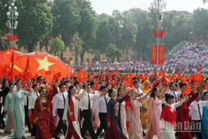 Các nghệ sĩ tham gia khối văn hóa-thể thao diễu hành kỷ niệm 80 năm Cách mạng Tháng Tám thành công và Quốc khánh 2/9. (Ảnh: nhandan.vn)