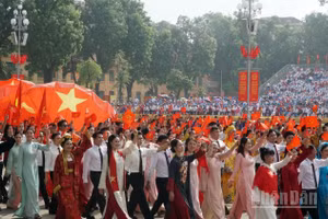 Các nghệ sĩ tham gia khối văn hóa-thể thao diễu hành kỷ niệm 80 năm Cách mạng Tháng Tám thành công và Quốc khánh 2/9. (Ảnh: nhandan.vn)