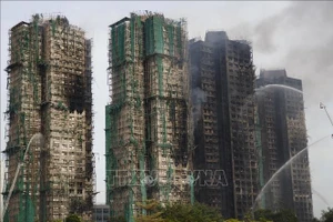 Ít nhất 128 người đã thiệt mạng và 76 người bị thương trong vụ hỏa hoạn nghiêm trọng tại khu tổ hợp Wang Fuk Court ở quận Tai Po, Hong Kong (Trung Quốc) ngày 26/11/2025. Theo kết quả điều tra sơ bộ, nhà chức trách đã xác định việc sử dụng vật liệu dễ cháy nổ là nguyên nhân chính khiến ngọn lửa lan nhanh và gây thiệt hại lớn. (Ảnh: THX/TTXVN)