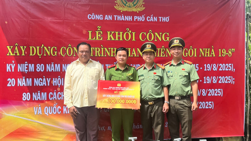 Trao hỗ trợ xây dựng nhà cho chiến sĩ thuộc Công an Cần Thơ.