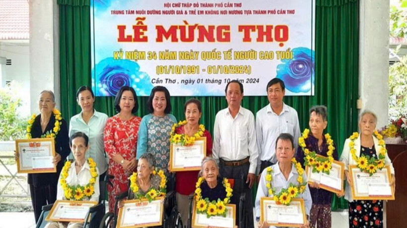 Tổ chức lễ mừng thọ cho các cụ tại Trung tâm Nuôi dưỡng người già và trẻ em không nơi nương tựa.