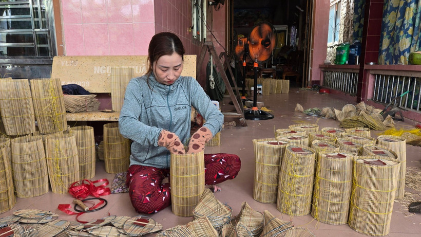 Người dân làng nghề Thới Long đan lọp.