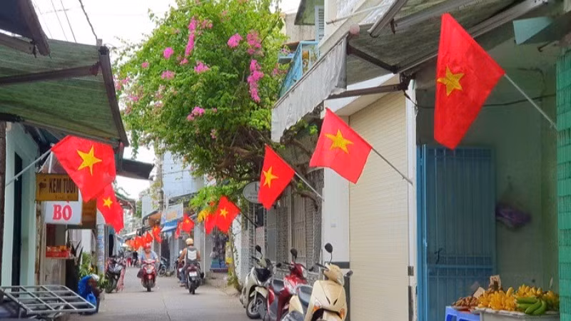 Cờ Tổ quốc đã được treo tại các khu phố ở Cần Thơ.