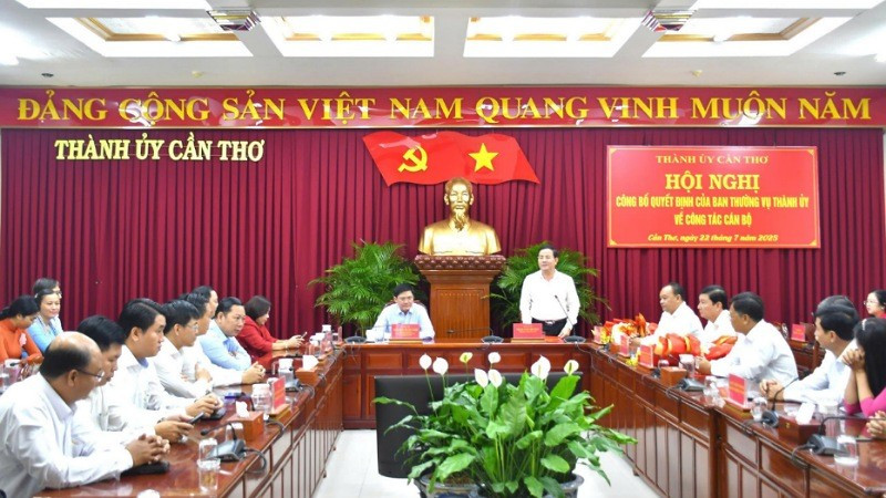 Hội nghị công bố quyết định công tác cán bộ của Thành ủy Cần Thơ.
