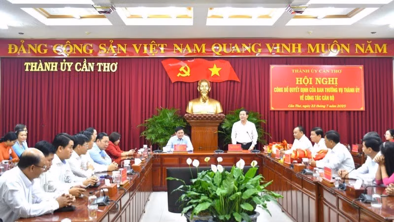 Hội nghị công bố quyết định công tác cán bộ của Thành ủy Cần Thơ.