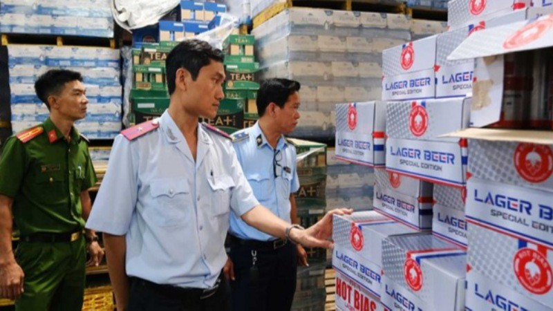 Đoàn liên ngành của thành phố Cần Thơ kiểm tra cơ sở kinh doanh bia và nước giải khát.