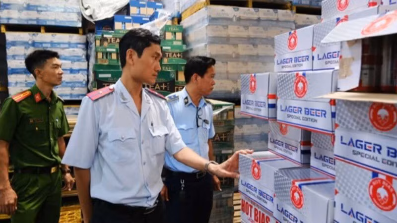 Đoàn liên ngành của thành phố Cần Thơ kiểm tra cơ sở kinh doanh bia và nước giải khát.