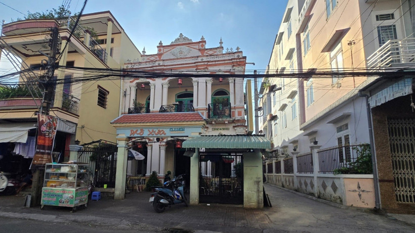 Một nếp nhà cổ xen lẫn các căn nhà mới khang trang.