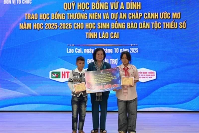 Đồng chí Trương Mỹ Hoa, nguyên Bí thư Trung ương Đảng, nguyên Phó Chủ tịch nước trao học bổng dự án “Chắp cánh ước mơ” cho 2 em học sinh dân tộc thiểu số, Đồn Biên phòng Pha Long.