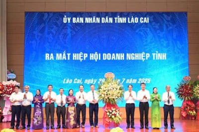 Lãnh đạo tỉnh Lào Cai tặng hoa chúc mừng Hiệp hội doanh nghiệp tỉnh.