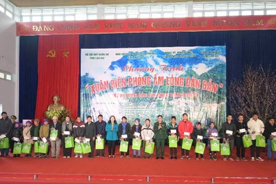 1.500 phần quà Tết được trao tặng tại chương trình cho người dân biên giới.