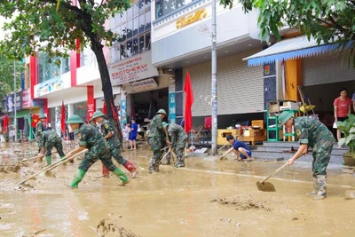 Các lực lượng chức năng hỗ trợ nhân dân khắc phục hậu quả.