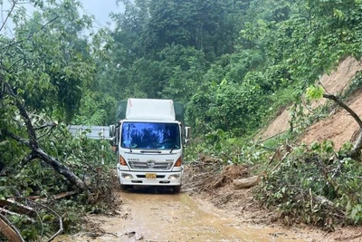 Sạt lở đất trên Quốc lộ 4D từ phường Lào Cai đi xã Mường Khương.