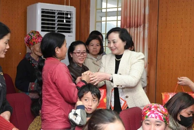 Phó Thủ tướng Phạm Thị Thanh Trà tặng quà cho nhân dân biên giới tỉnh Lào Cai.