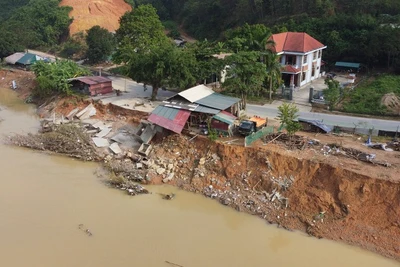 Hiện tượng sạt lở bên bờ sông Chảy ảnh hưởng đến cuộc sống của người dân.