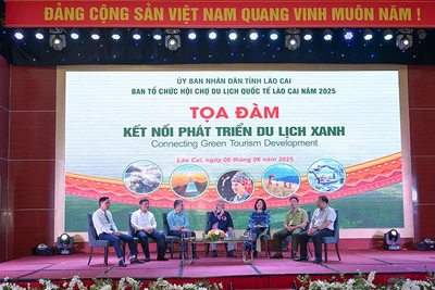 Các đại biểu chia sẻ nhiều cách làm và giải pháp để phát triển du lịch xanh.