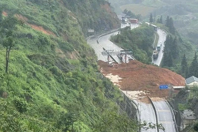 Điểm sạt lở gây chia cắt tuyến đường từ phường Lào Cai đi Sa Pa.