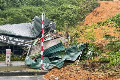 Mưa lớn gây sạt lở, làm đổ sập hoàn toàn 1 căn nhà tại xã Phong Hải.