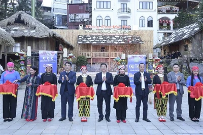 Các đại biểu cắt băng khai mạc không gian văn hóa “Sa Pa tinh hoa hội tụ”.