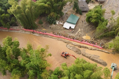 Việc đắp đê, ngăn lũ ở thôn Làng Chút, xã Văn bàn góp phần giảm thiểu thiệt hại do thiên tai.