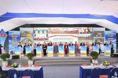 Phó Thủ tướng Chính phủ Phạm Thị Thanh Trà cùng các đại biểu nhấn nút khởi công xây dựng 4 trường nội trú liên cấp trên địa bàn tỉnh Lào Cai.