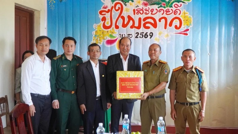 Đoàn công tác Huế thăm, tặng quà biên giới Lào nhân dịp Tết Bunpimay