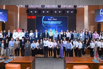 Các đại biểu tham dự hội thảo chụp ảnh lưu niệm.