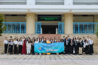 Sinh viên chụp ảnh lưu niệm.