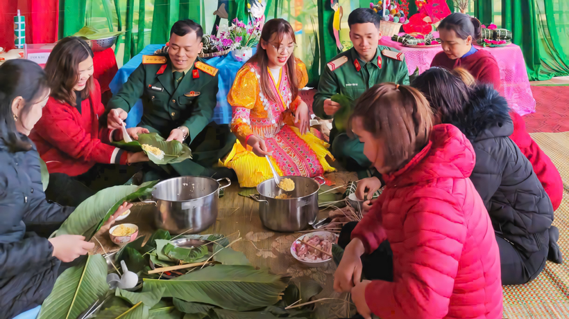 Cán bộ, chiến sĩ Trạm thông tin Vi-ba SK9 gói bánh chưng cùng nhân dân Tà Xùa, Sơn La.