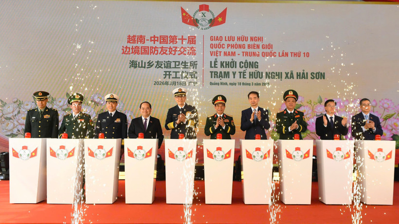 Đại tướng Phan Văn Giang, Ủy viên Bộ Chính trị, Phó Bí thư Quân ủy Trung ương, Bộ trưởng Quốc phòng và Thượng tướng Đổng Quân, Bộ trưởng Quốc phòng Trung Quốc thực hiện nghi thức khởi công Trạm y tế hữu nghị xã Hải Sơn.