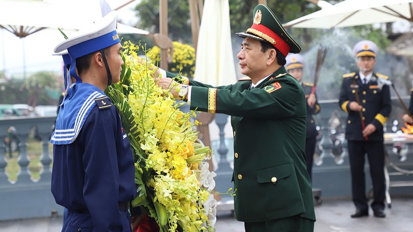 Đại tướng Phan Văn Giang dâng hoa tưởng niệm Đại tướng Võ Nguyên Giáp.