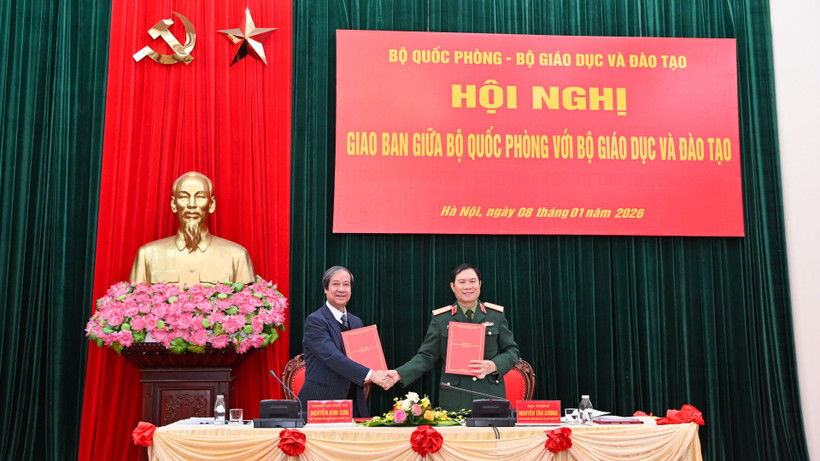 Đại tướng Nguyễn Tân Cương và Bộ trưởng Giáo dục và Đào tạo Nguyễn Kim Sơn ký kết chương trình phối hợp giữa hai Bộ giai đoạn 2026-2030. 