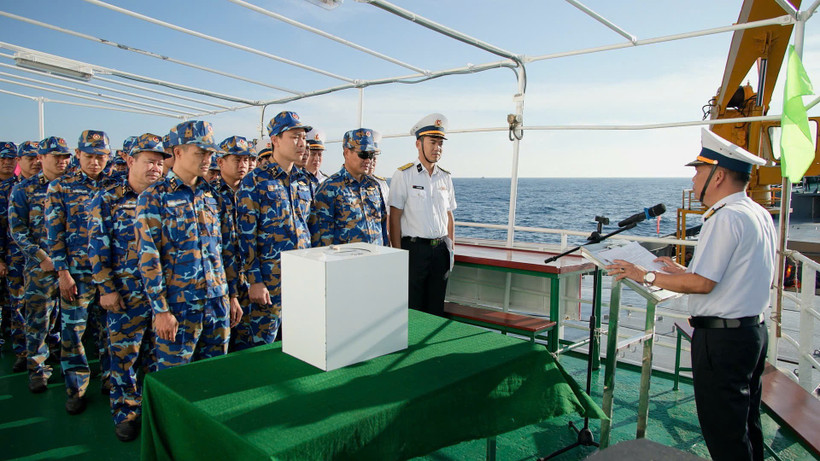 Đại tá Lê Hồng Quang, Phó Chủ nhiệm chính trị Vùng 2 Hải quân, Tổ trưởng Tổ bầu cử số 5, phổ biến quy định cho các cử tri.