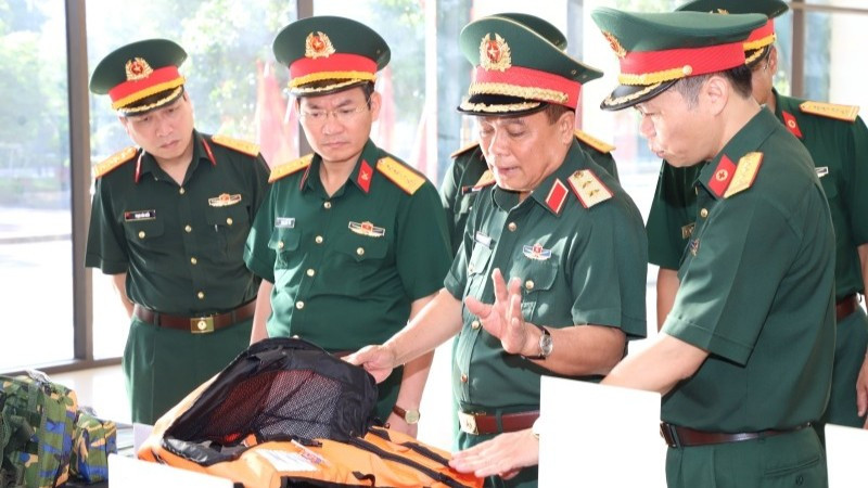 Đoàn công tác nghe giới thiệu về những sản phẩm do Viện Kiểm nghiệm, nghiên cứu dược và trang thiết bị y tế Quân đội nghiên cứu và ứng dụng.