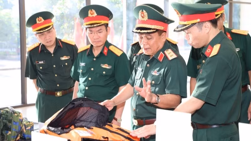 Đoàn công tác nghe giới thiệu về những sản phẩm do Viện Kiểm nghiệm, nghiên cứu dược và trang thiết bị y tế Quân đội nghiên cứu và ứng dụng.