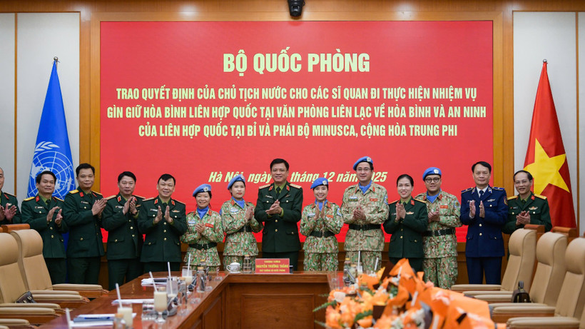 Thượng tướng Nguyễn Trường Thắng cùng lãnh đạo Cục Gìn giữ hòa bình Việt Nam và các sĩ quan nhận quyết định chụp ảnh lưu niệm.