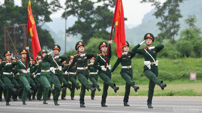 Khối Nữ Quân y tham gia hợp luyện.