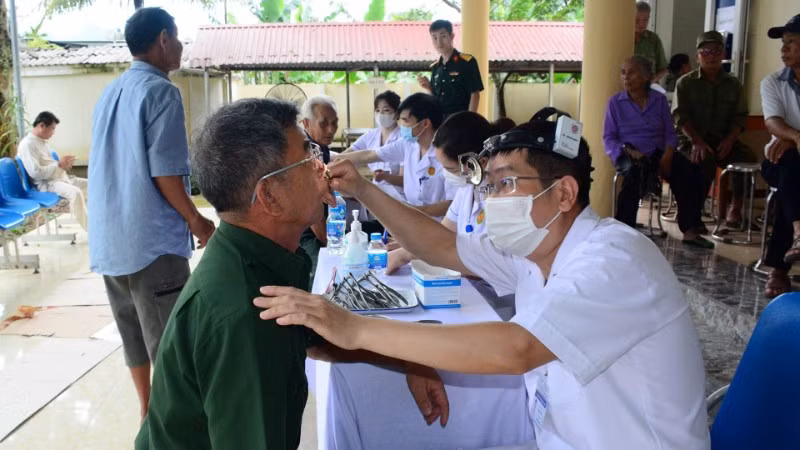 Các y, bác sĩ Bệnh viện Quân y 354 khám bệnh, tư vấn chăm sóc sức khỏe cho các đối tượng chính sách.