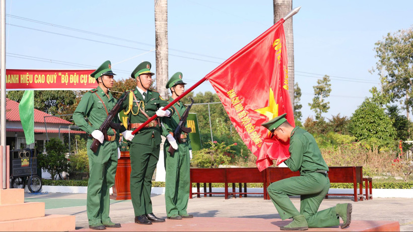 Đại diện quân nhân hoàn thành nghĩa vụ quân sự của Bộ đội Biên phòng An Giang hứa hẹn, thực hiện nghi thức hôn Quân kỳ Quyết thắng trước khi xuất ngũ.