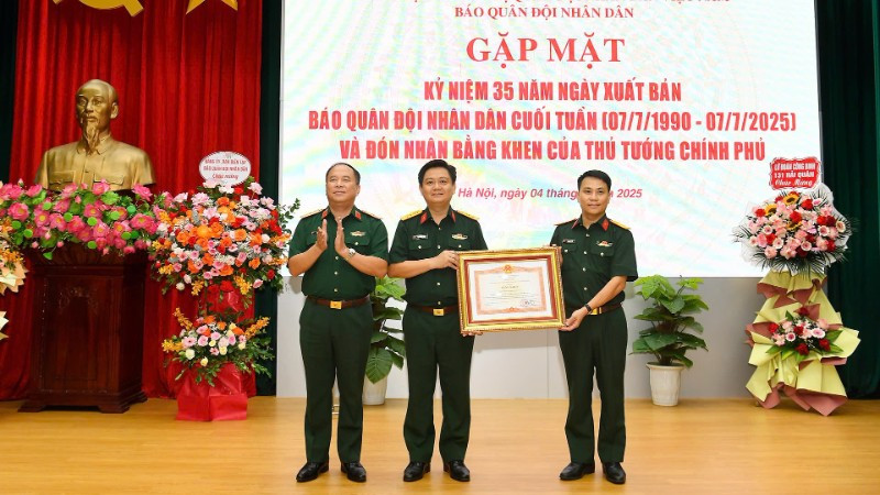 Thừa ủy quyền của Thủ tướng Chính phủ, Thiếu tướng Đoàn Xuân Bộ trao Bằng khen của Thủ tướng Chính phủ tặng Phòng biên tập Báo Quân đội nhân dân Cuối tuần vì đã có thành tích xuất sắc, đóng góp vào sự nghiệp củng cố quốc phòng, an ninh và bảo vệ Tổ quốc.
