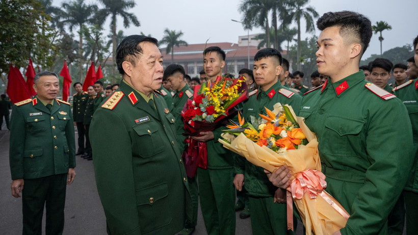 Đại tướng Nguyễn Trọng Nghĩa cùng các thủ trưởng Tổng cục Chính trị trò chuyện thân tình, lắng nghe tâm sự, tình cảm của các hạ sĩ quan, binh sĩ tại buổi gặp mặt.