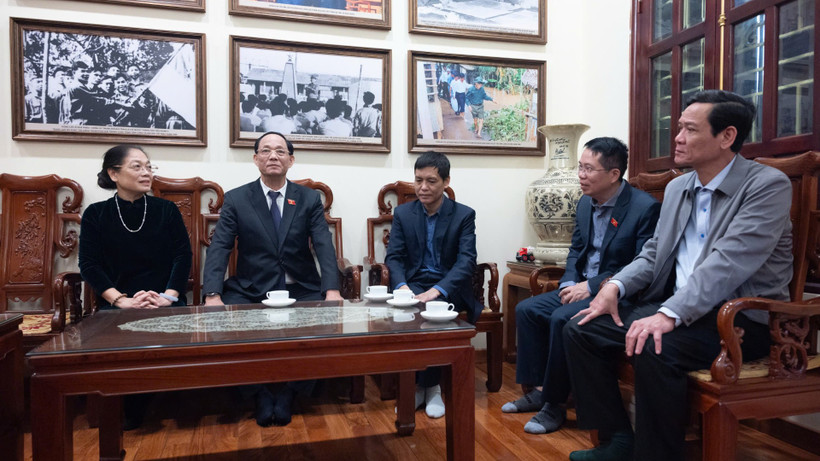 Phó Chủ tịch Quốc hội, Thượng tướng Trần Quang Phương gửi lời chúc mừng năm mới tốt đẹp nhất tới gia đình cố Tổng Bí thư Lê Khả Phiêu.