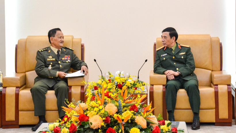 Đại tướng Phan Văn Giang, Ủy viên Bộ Chính trị, Phó Bí thư Quân ủy Trung ương, Bộ trưởng Quốc phòng tiếp Đại tướng Prum Din, Quốc vụ khanh Bộ Quốc phòng Vương quốc Campuchia.