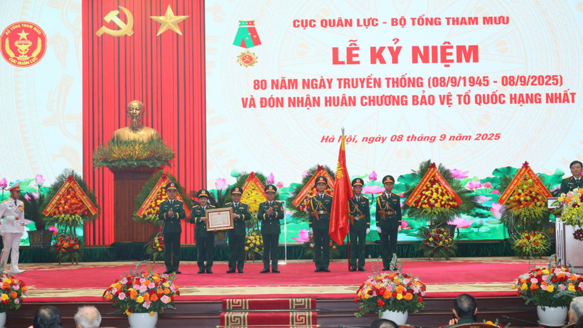 Thừa ủy quyền của Chủ tịch nước, Đại tướng Nguyễn Tân Cương trao Huân chương Bảo vệ Tổ quốc hạng Nhất tặng Cục Quân lực.
